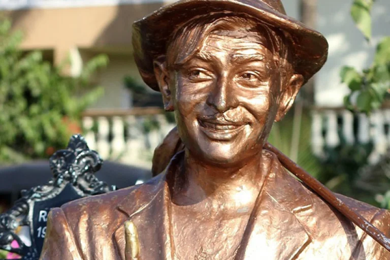 Raj Kapoor Statue