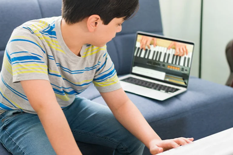 How Online Piano Tutors are Changing the Game