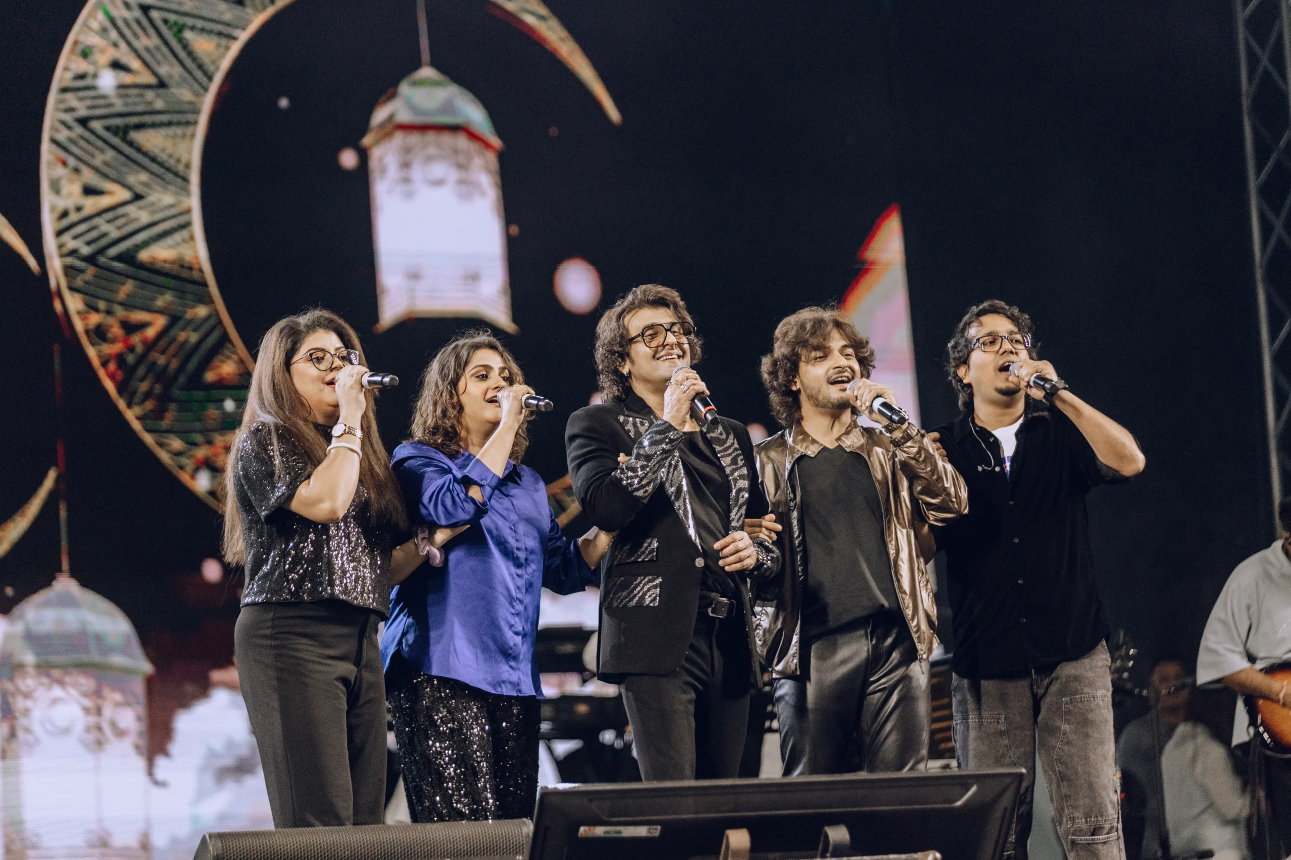 Sonu Nigam image of him singing